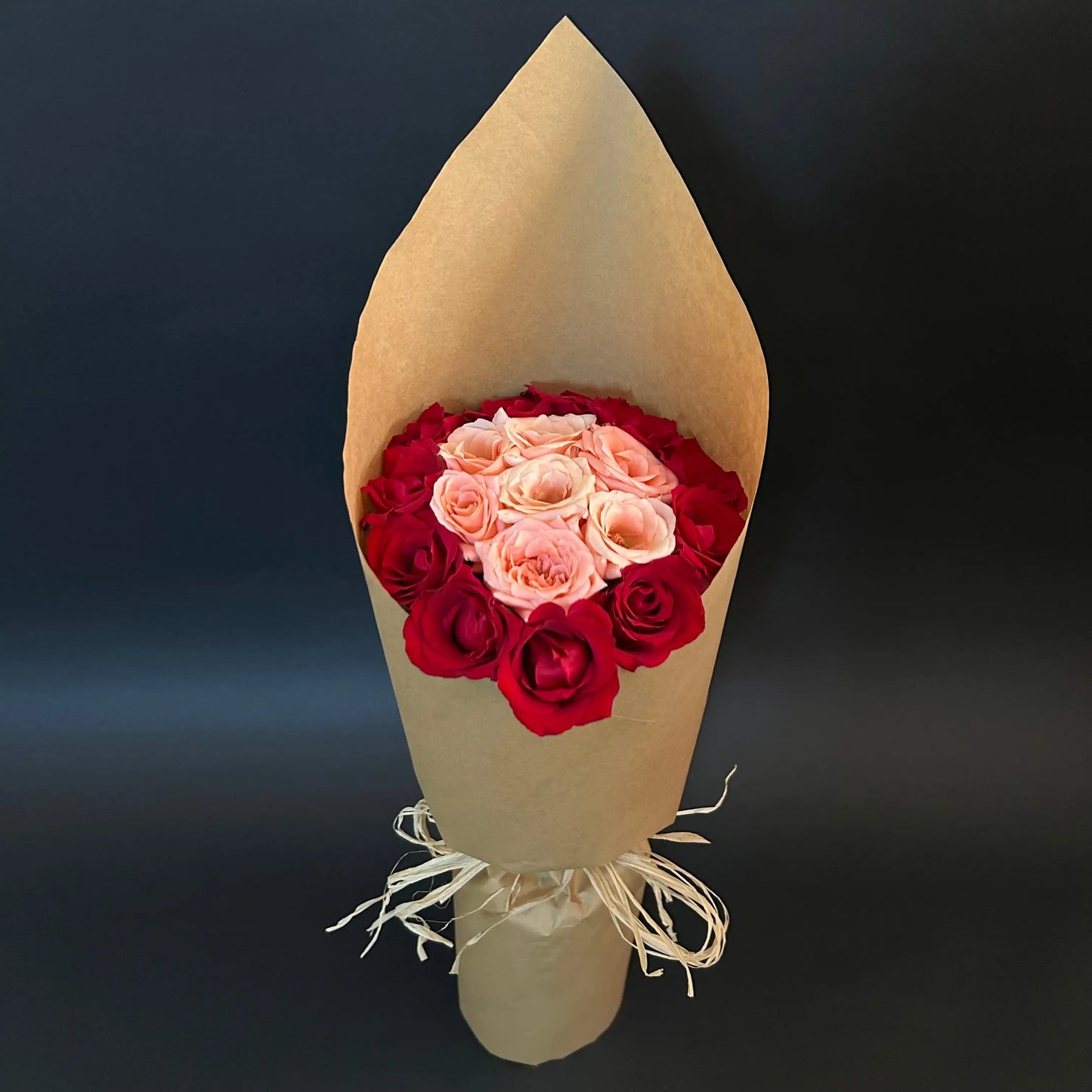 Roses rouges et roses claires vue du dessus